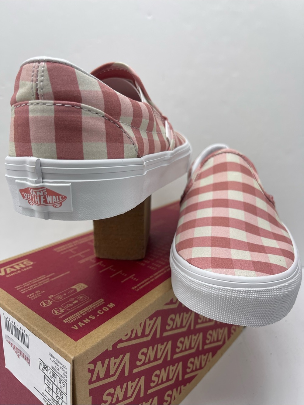 Vans WMNS Classic Slip-On (Gingham) Rosette/True White
VN000XG8B06 Sneakers - Picture 10 of 16